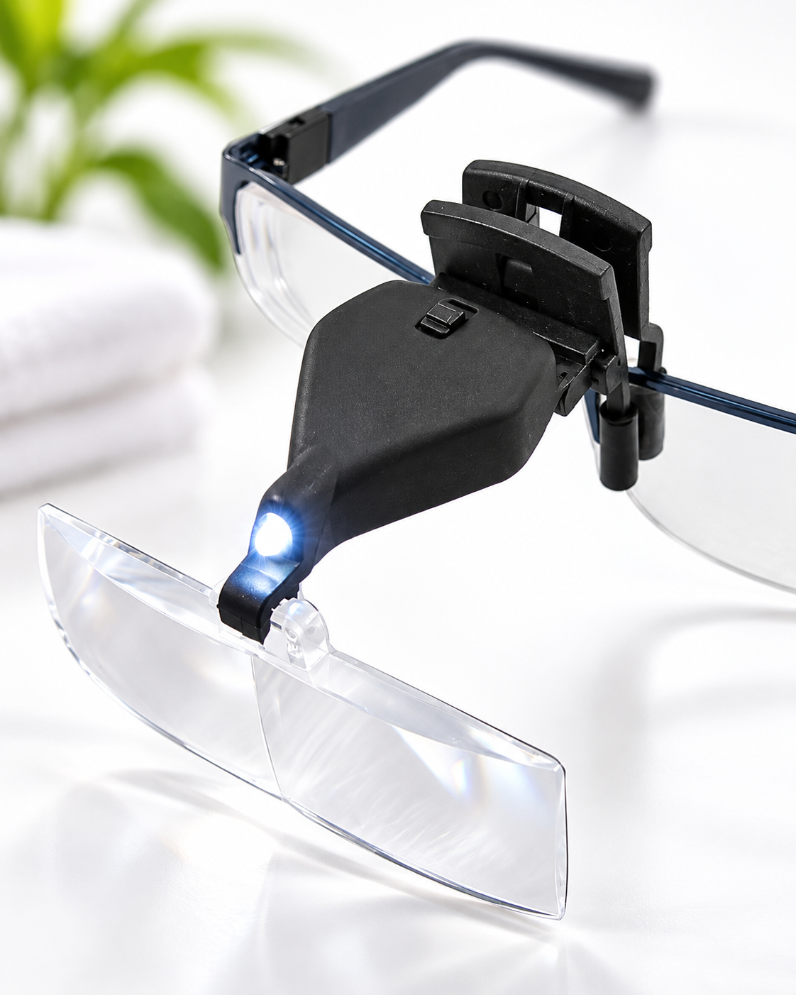 Aufstecklupe mit 3 Lupengläsern mit LED-Licht / B-Ware